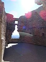 Chateau de Queribus, 3eme enceinte, Pt9, Piece anciennement dallee